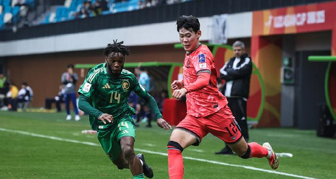 巴西男子足球队激烈对抗，闯入半决赛