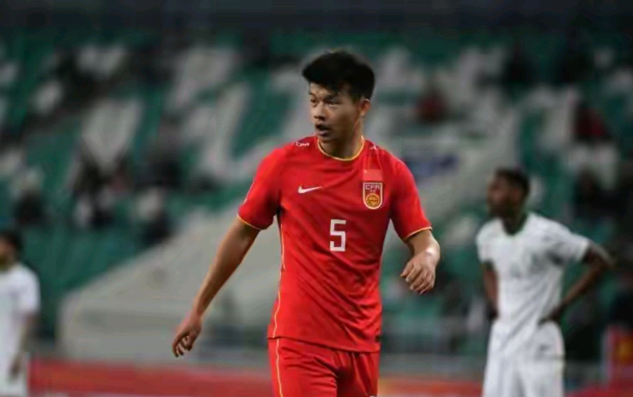 国足队员比赛坚韧拼搏,不畏艰难 国足队员比赛坚韧拼搏,不畏艰难