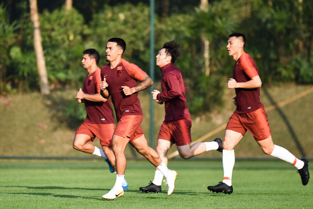 aoa体育直播-国际足球比赛中球员们展现出全力以赴的拼搏态度