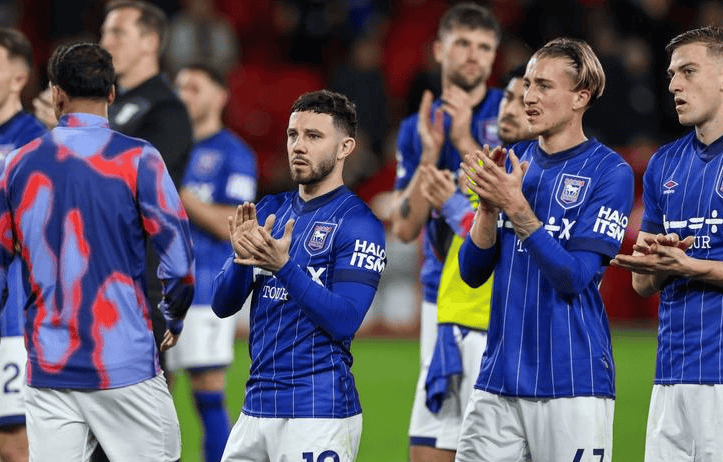 aoa体育活动-伯明翰城中场球员火力全开，奉献帽子戏法