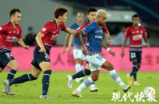 苏宁主场战平重庆,双方实力相当 苏宁主场战平重庆,双方实力相当