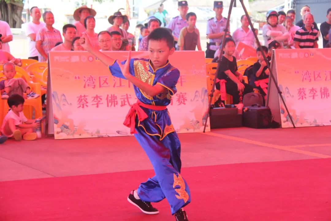 运动员们将在比赛中向观众献上精彩表演 运动员们将在比赛中向观众献上精彩表演