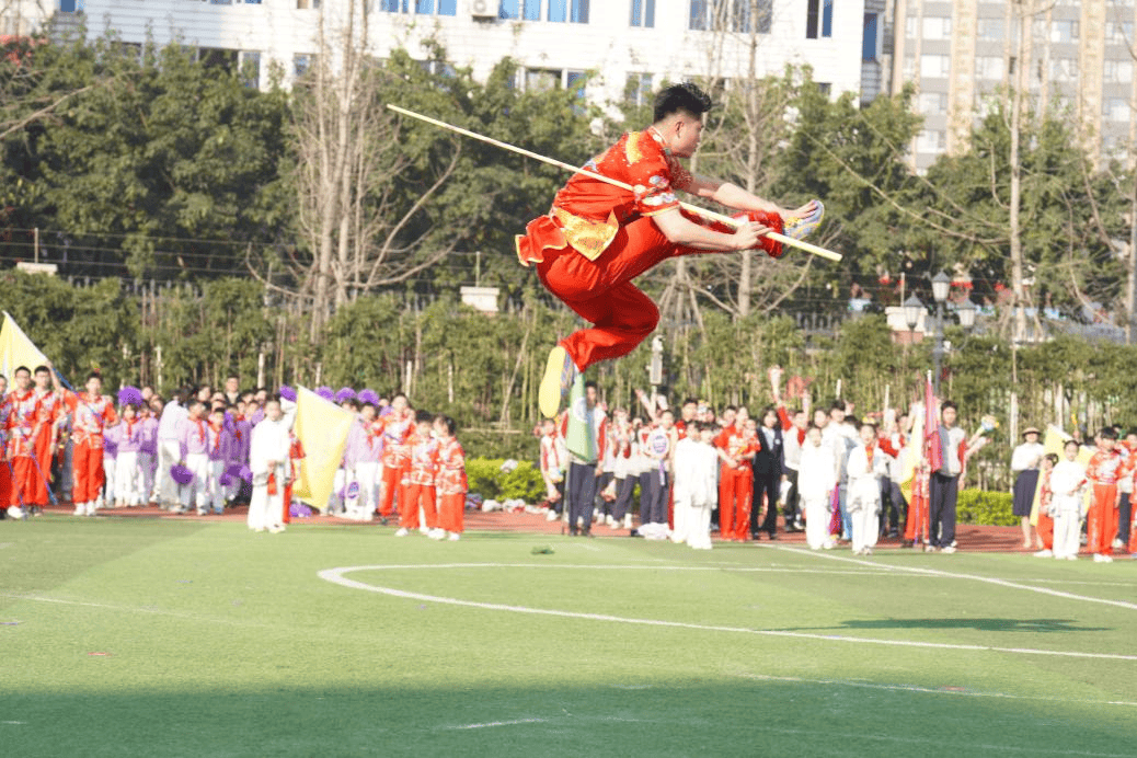 精彩绝伦!田径比赛掀起观众狂欢 精彩绝伦!田径比赛掀起观众狂欢
