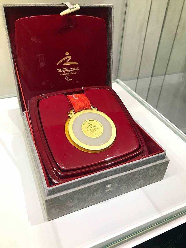 加拿大运动员在蹦床比赛中获得奖牌