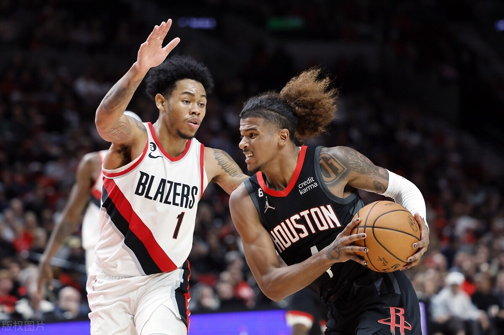 aoa体育培训-开拓者主场惨败于马刺，利拉德个人表现出色但未带领全队取胜的简单介绍