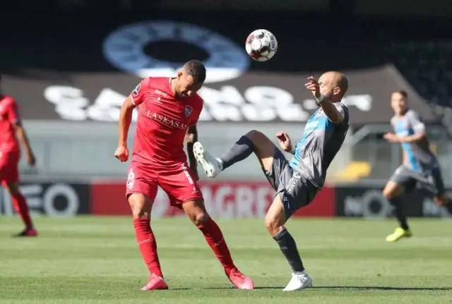 aoa体育馆-精彩足球赛事：双方球队全力对抗的简单介绍