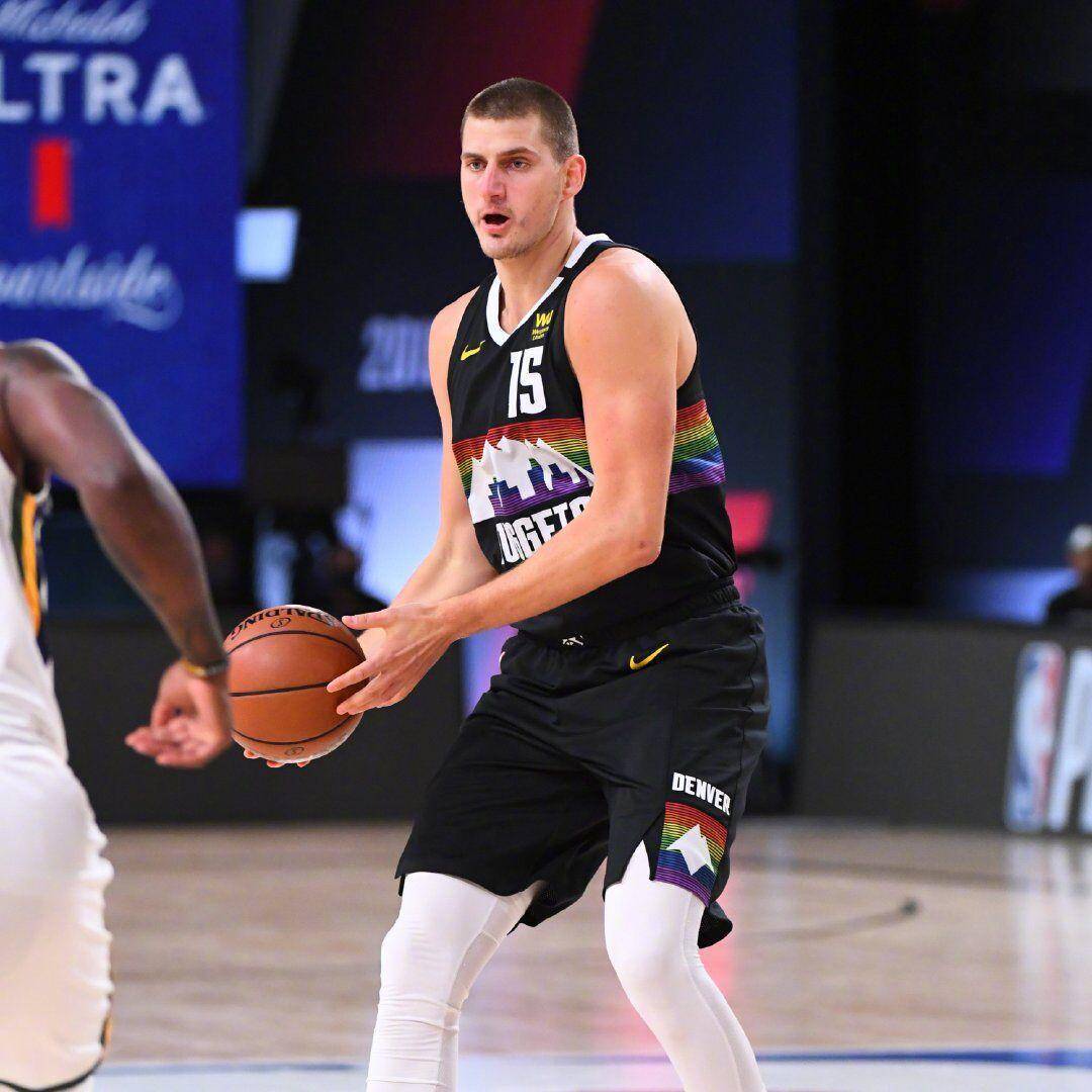 aoa体育官网-关于桑普多利亚后卫奋力逼抢，阻止对手进攻的信息