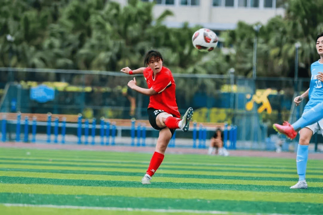 aoa体育-中国女足球员大放异彩，斩获冠军