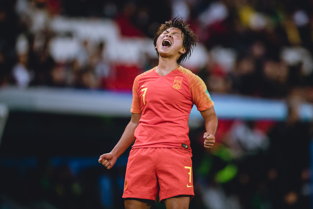 中国女足球员大放异彩，斩获冠军