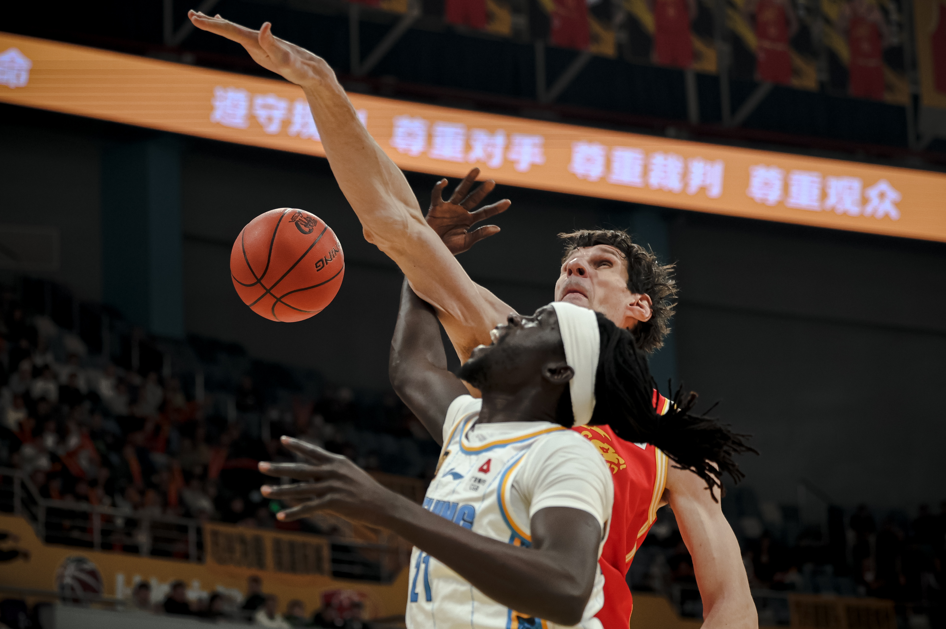 江苏男篮逆袭成功,赢得比赛 江苏男篮逆袭成功,赢得比赛